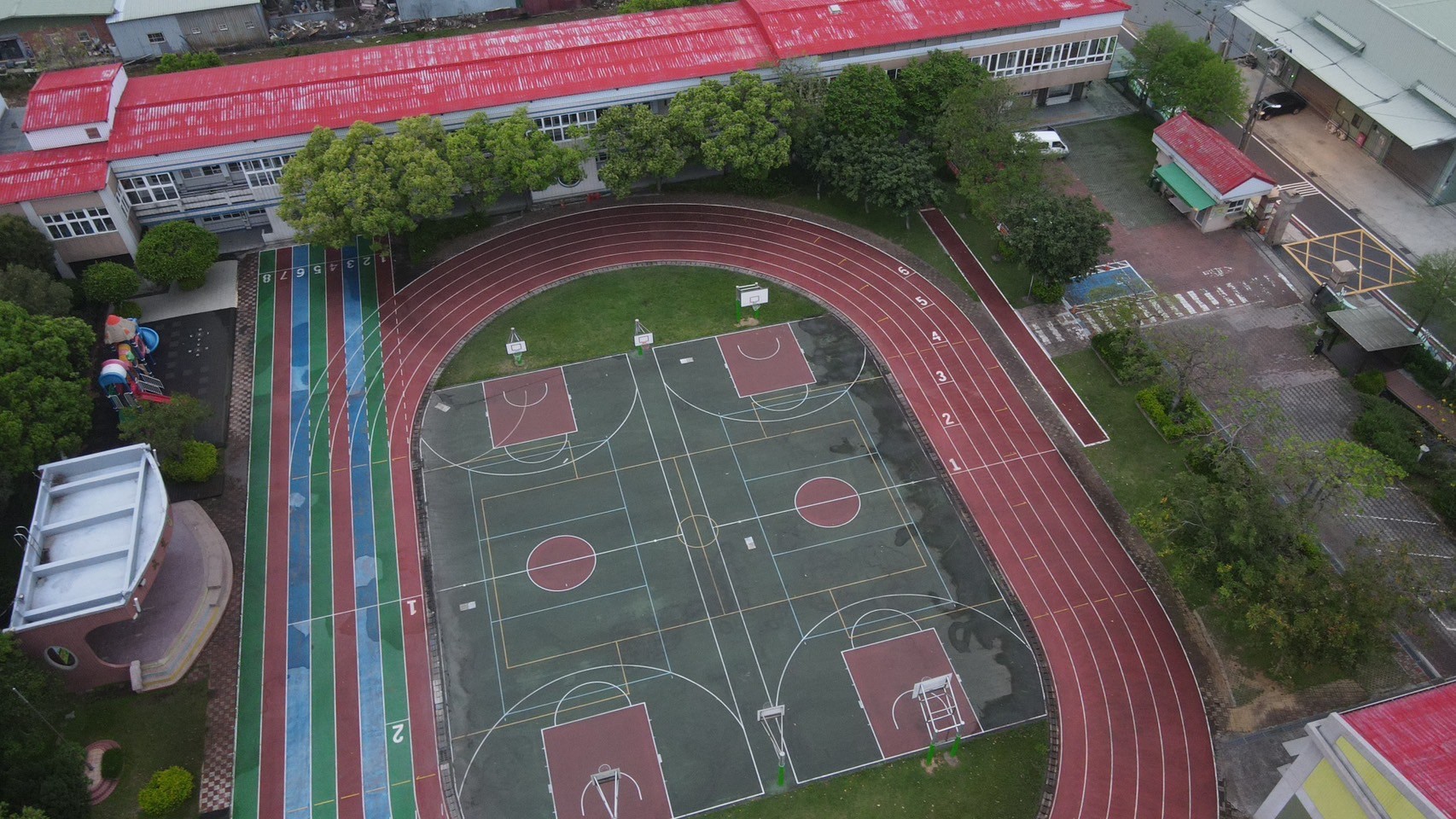 LINE_ALBUM_新莊國小跑道清洗前_240409_3