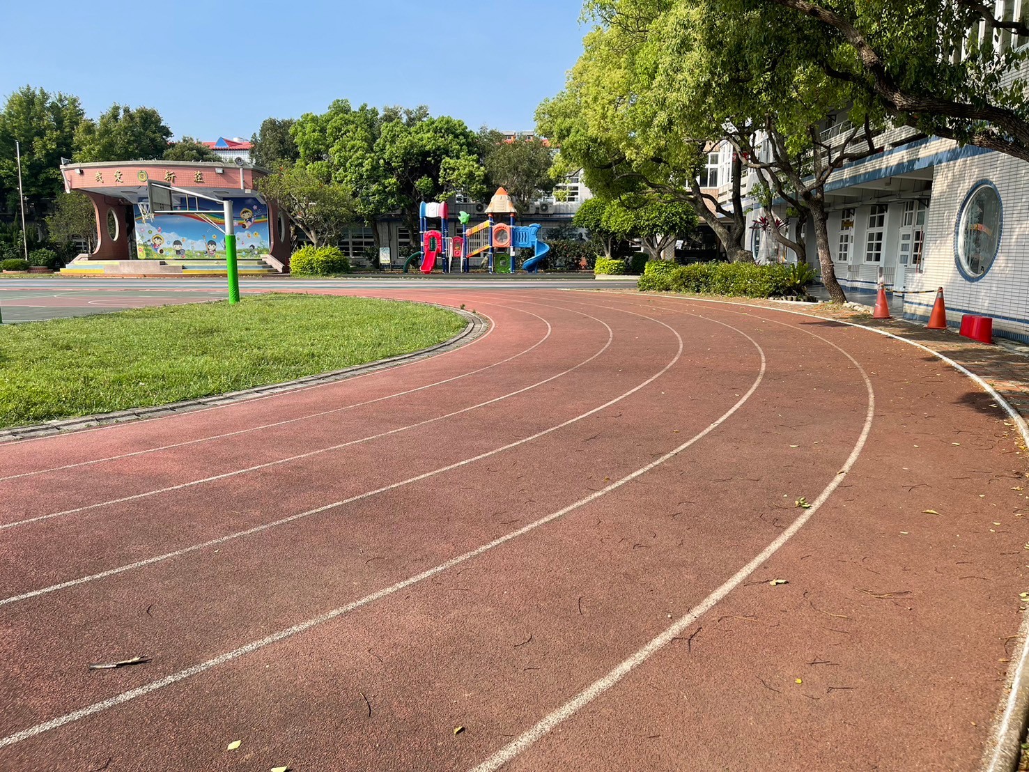 LINE_ALBUM_新莊國小跑道清洗前_240409_3
